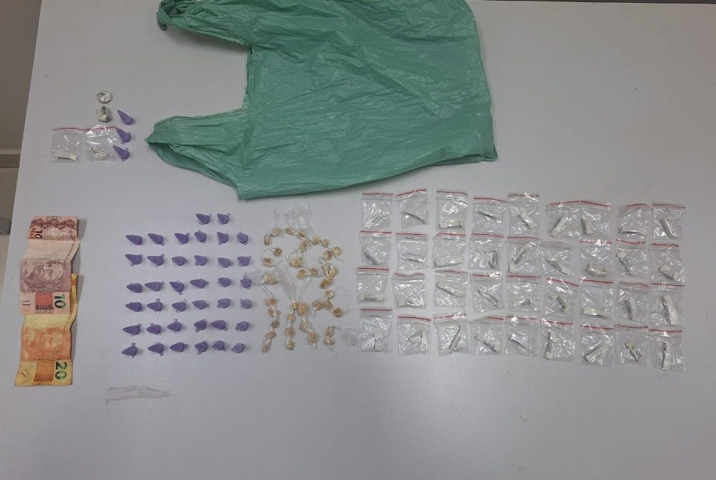 PM prende jovem com cocaína, crack, maconha, haxixe e dinheiro no Jardim São Rafael