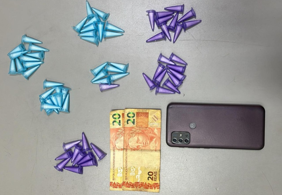 Jovem é preso pela Força Tática com cocaína e dinheiro em ponto de tráfico no Jardim São Rafael ll