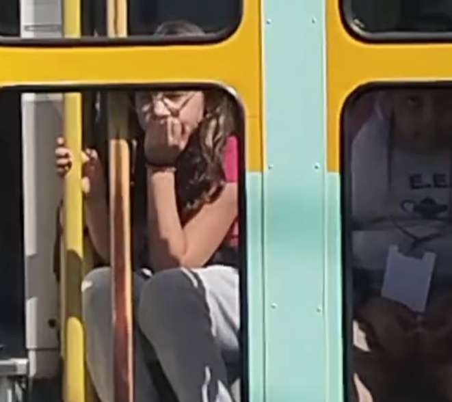 Mães denunciam superlotação em ônibus escolar em Araraquara; alunos viajam nas escadas