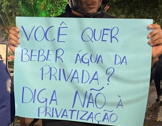 ‘Água não é lucro’: protesto contra possível privatização do DAAE reúne servidores e estudantes em Araraquara
