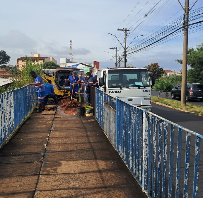 Vazamento interrompe abastecimento e fecha trecho da Alameda Paulista em Araraquara