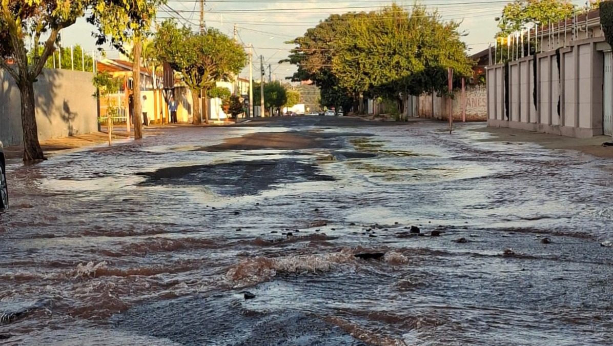‘Parecia um rio’: vazamento rompe asfalto na Vila Xavier e afeta abastecimento