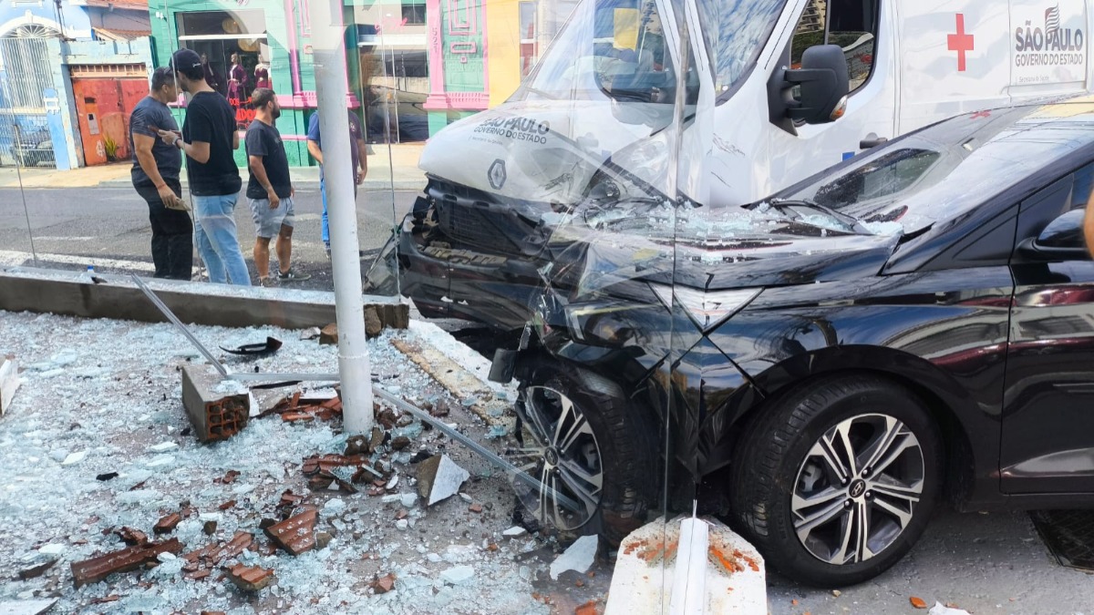 Bispo se envolve em acidente entre carro e ambulância no Centro de Araraquara