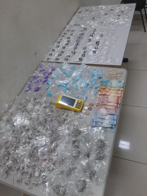 Adolescente é detido pela PM com mochila cheia de drogas e dinheiro no Residencial dos Oitis