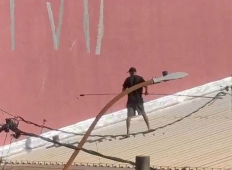 Vídeo mostra pichador em telhado antes de queda durante fuga da GCM em Araraquara