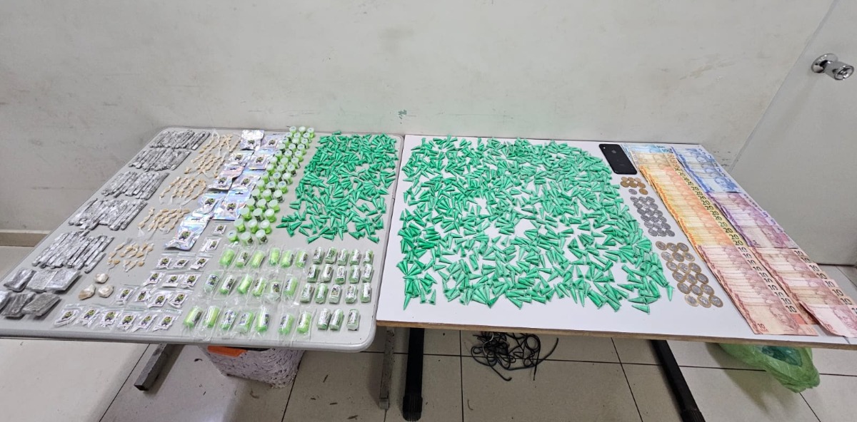 Jovem é preso pela PM com mais de 1 mil porções de drogas no Residencial dos Oitis