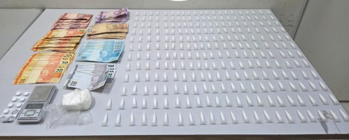 Jovem é preso com mais de 200 pinos de cocaína e dinheiro após tentar fugir da PM em Gavião Peixoto