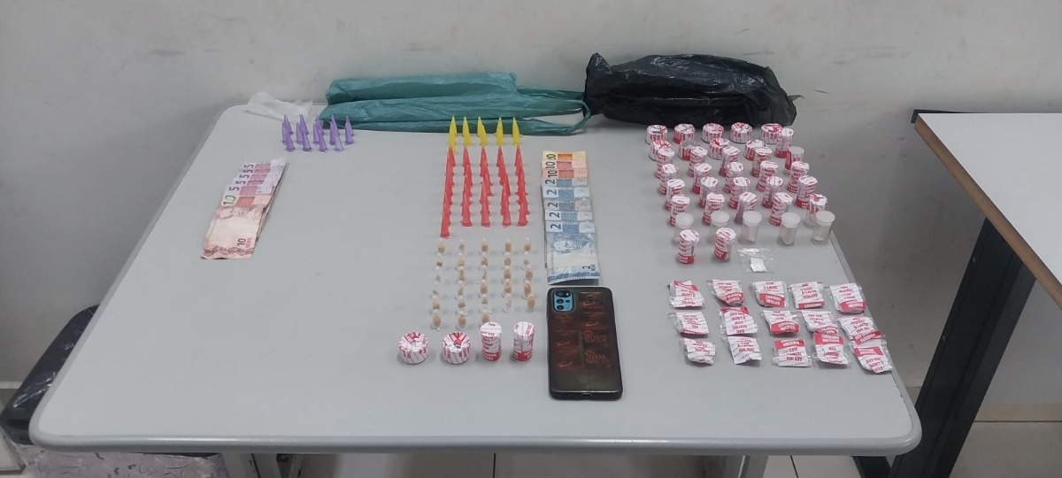 Dois adolescentes são detidos pela PM com drogas e dinheiro perto de escola no Jardim São Rafael ll