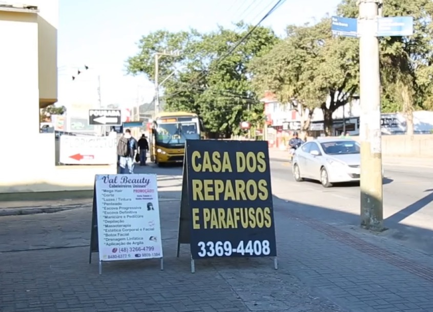 Prefeitura de Araraquara faz alerta a comerciantes e pode multar placas colocadas em calçadas