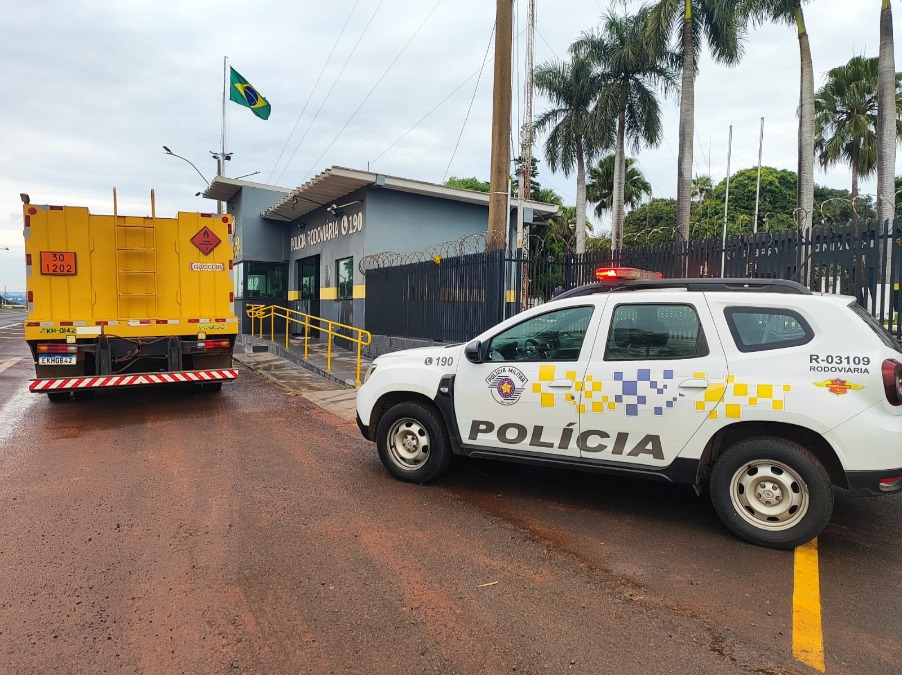 Motorista é detido pela Polícia Rodoviária por transportar produto perigoso sem curso na SP-310 em Araraquara