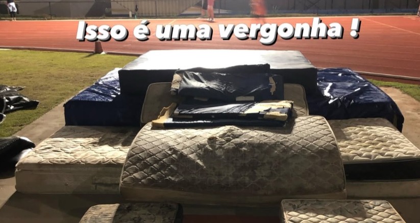 Atletas de Araraquara treinam com colchões recolhidos do lixo após descarte da Prefeitura