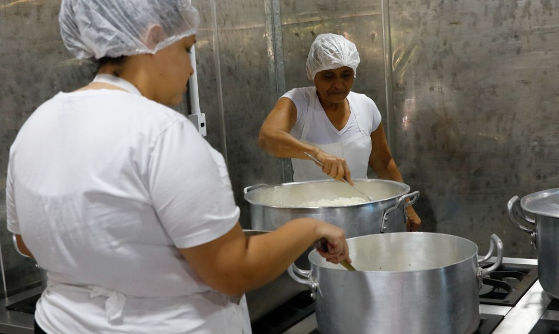 'Criança ficou sem café até 10h30': crise das merendeiras expõe colapso nas escolas de Araraquara