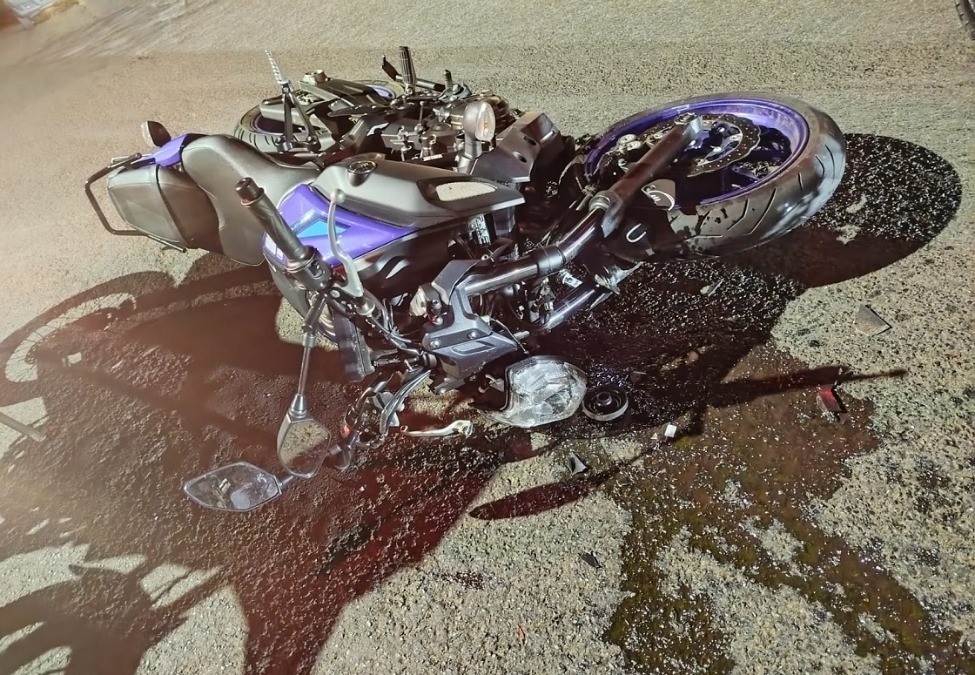 Motociclista tenta fugir de abordagem, bate em carro e fica ferido em Araraquara