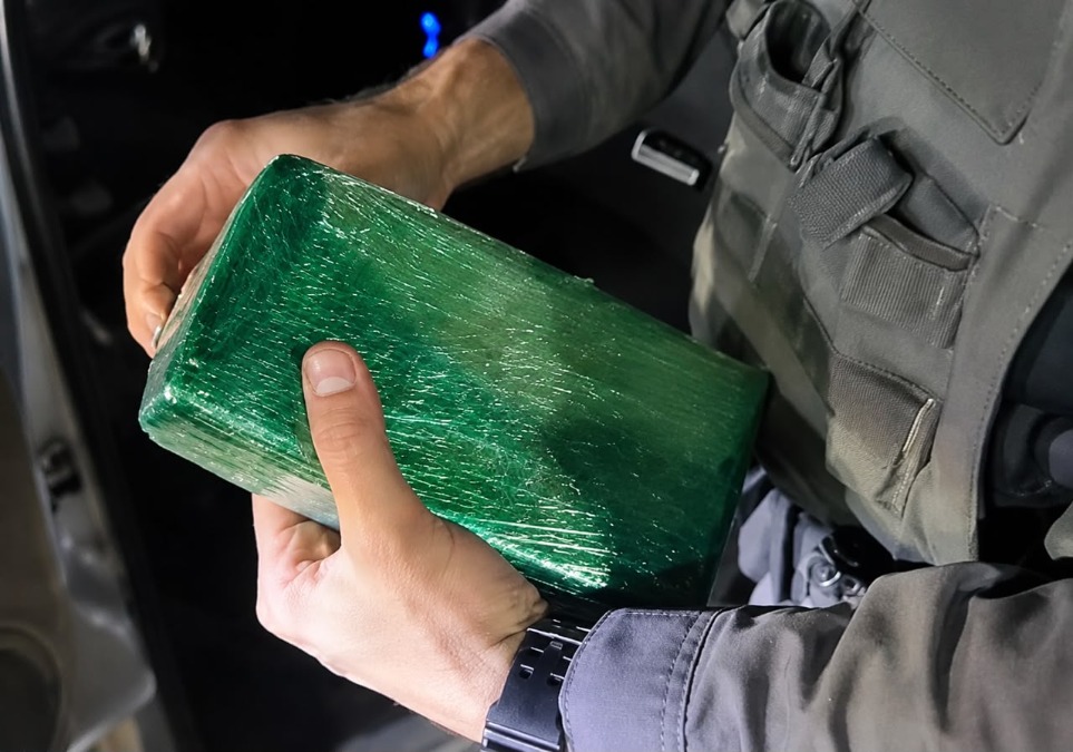 VÍDEO: TOR intercepta carro e prende trio com mais de 1 kg de crack na SP-255 em Boa Esperança do Sul