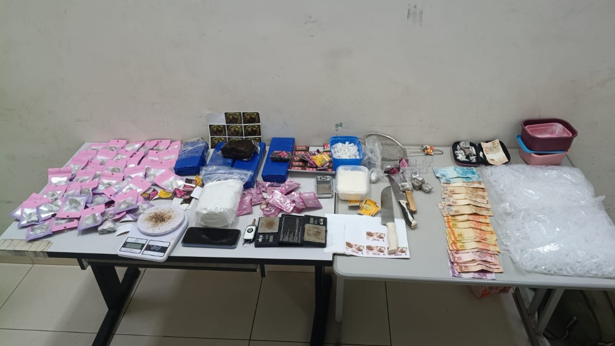 VÍDEO: Canil do BAEP prende homem com grande quantidade de drogas em apartamento no Jardim Paraíso