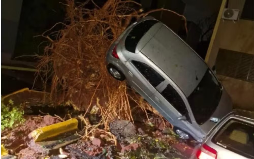 Tempestade provoca morte e destruição em Ribeirão Preto