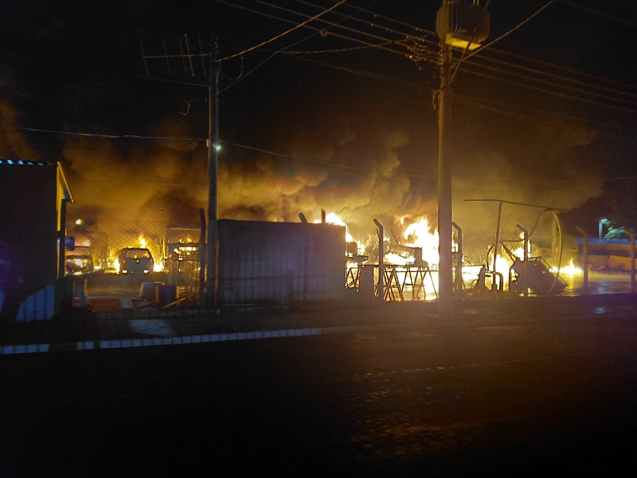 Incêndio compromete serviços públicos em Trabiju após destruir frota da Prefeitura