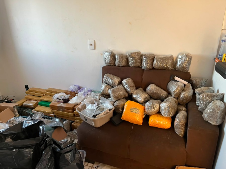 VÍDEO: PM estoura “casa bomba”, prende jovem e apreende quase 250 kg de drogas no Residencial Alamedas