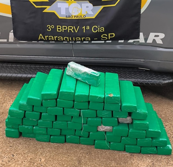 VÍDEO: Jovens de Araraquara são presas pelo TOR transportando 62 tijolos de maconha na SP-304 em Ibitinga