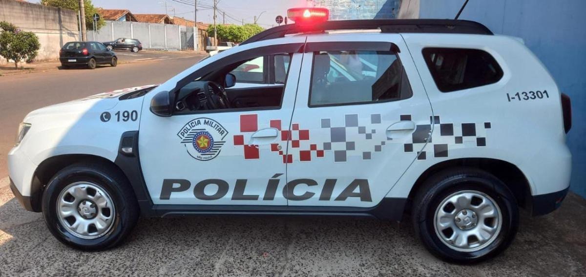 Homem é preso pela PM após agredir ex-companheira com faca e garrafa em Américo
