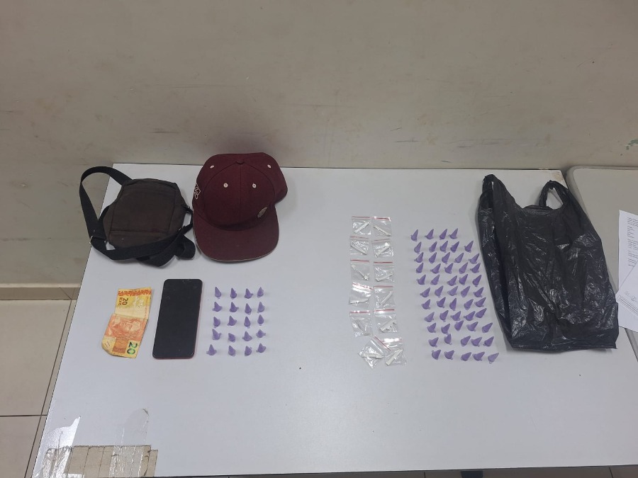 Homem é preso pela PM com cocaína, dry e dinheiro em ponto de tráfico no Jardim São Rafael ll