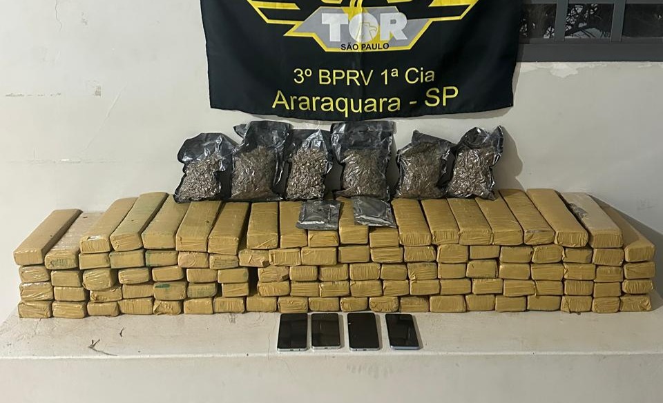 VÍDEO: Traficantes de Araraquara são presos pelo TOR com 97 tijolos de maconha na SP-333 em Itápolis