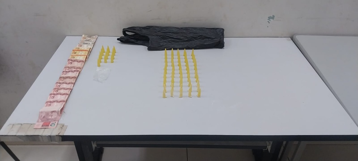 Mulher é presa pela PM com cocaína e dinheiro no Jardim São Rafael ll