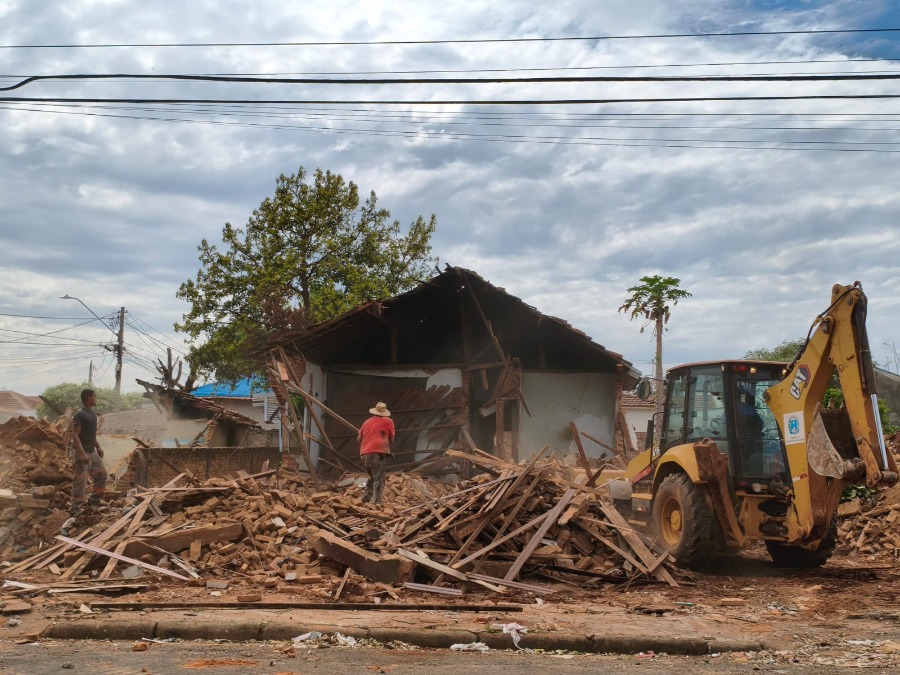 Prefeitura derruba imóveis abandonados após anos de notificações em Araraquara
