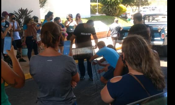 Comerciantes protestam com churrasquinho na frente da Prefeitura de Matão
