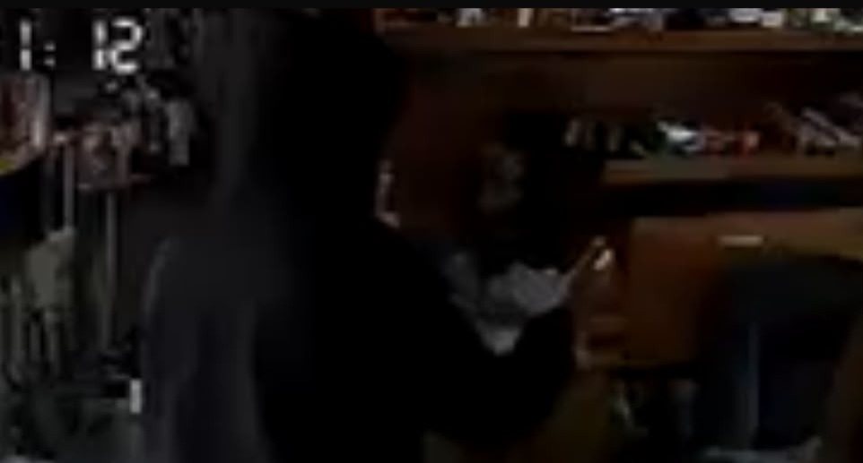 VÍDEO: Ladrão armado com facão tenta roubar mercadinho, é perseguido pelo dono e clientes e acaba preso em Boa Esperança do Sul