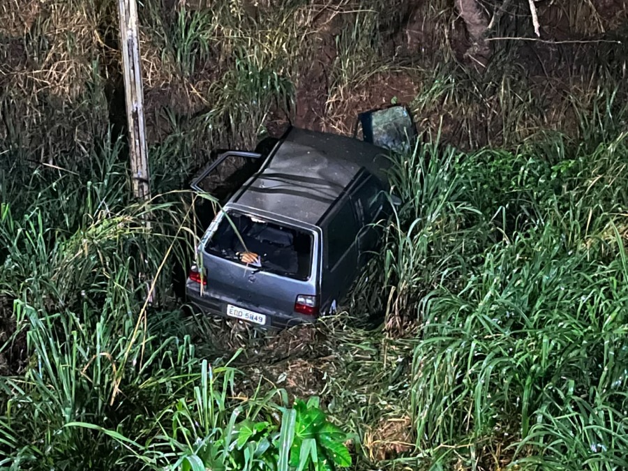 Mulher fica ferida após carro cair de pontilhão na Alameda Paulista