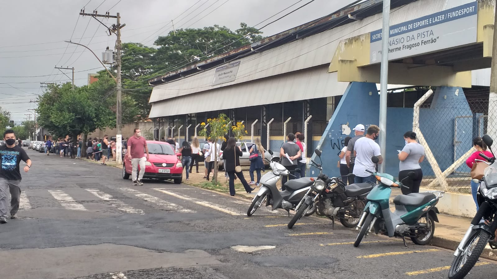 Fila e muita expectativa para a vacinação de profissionais liberais em Araraquara
