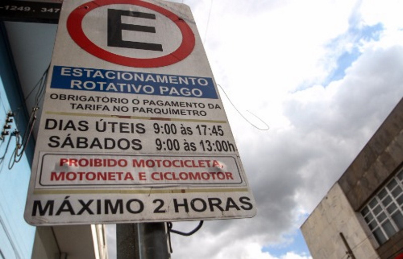 Vereadora pede a suspensão da cobrança de estacionamento rotativo em Araraquara