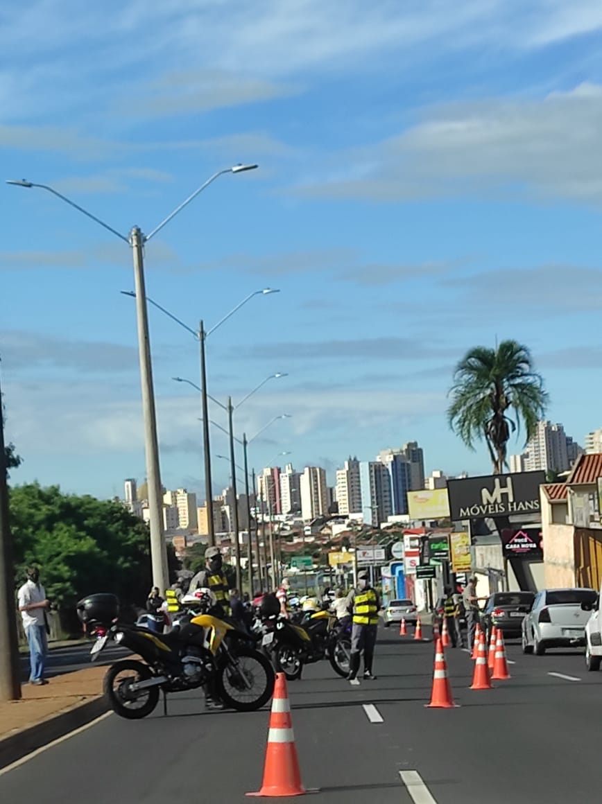 Fiscalizações e bloqueios em vias cobram cumprimento de lockdown em Araraquara
