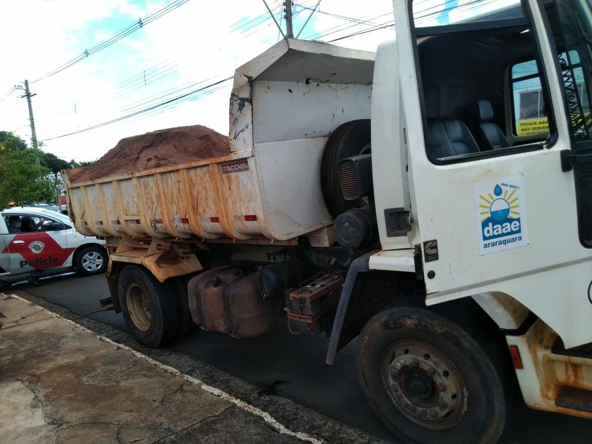 Com pneu careca, caminhão do Daae é guinchado e multado pela PM