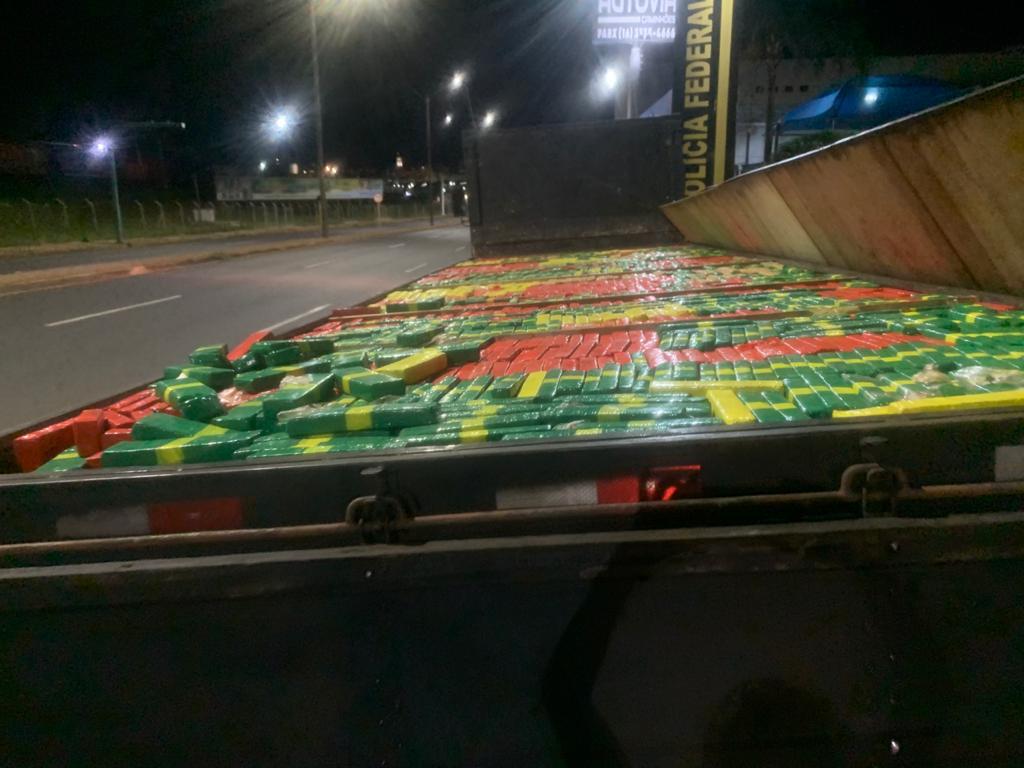 Polícia apreende quase uma tonelada de maconha escondida em fundo falso de caminhão