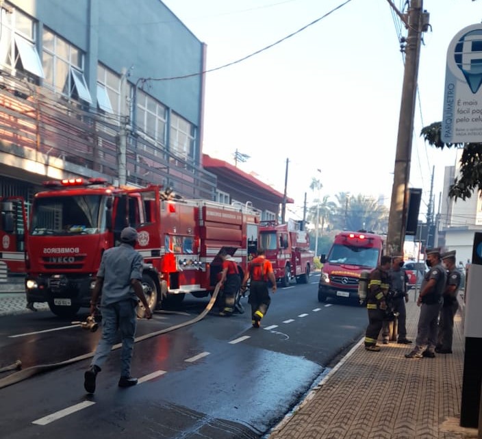 Fumaça de queimada invade prédio, dispara alarme de incêndio e provoca correria em frente a Prefeitura