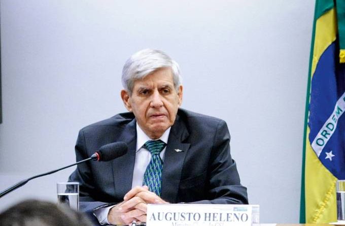 Augusto Heleno, ministro do Gabinete de Segurança Institucional, divulga foto com seus dados pessoais e internet não perdoa
