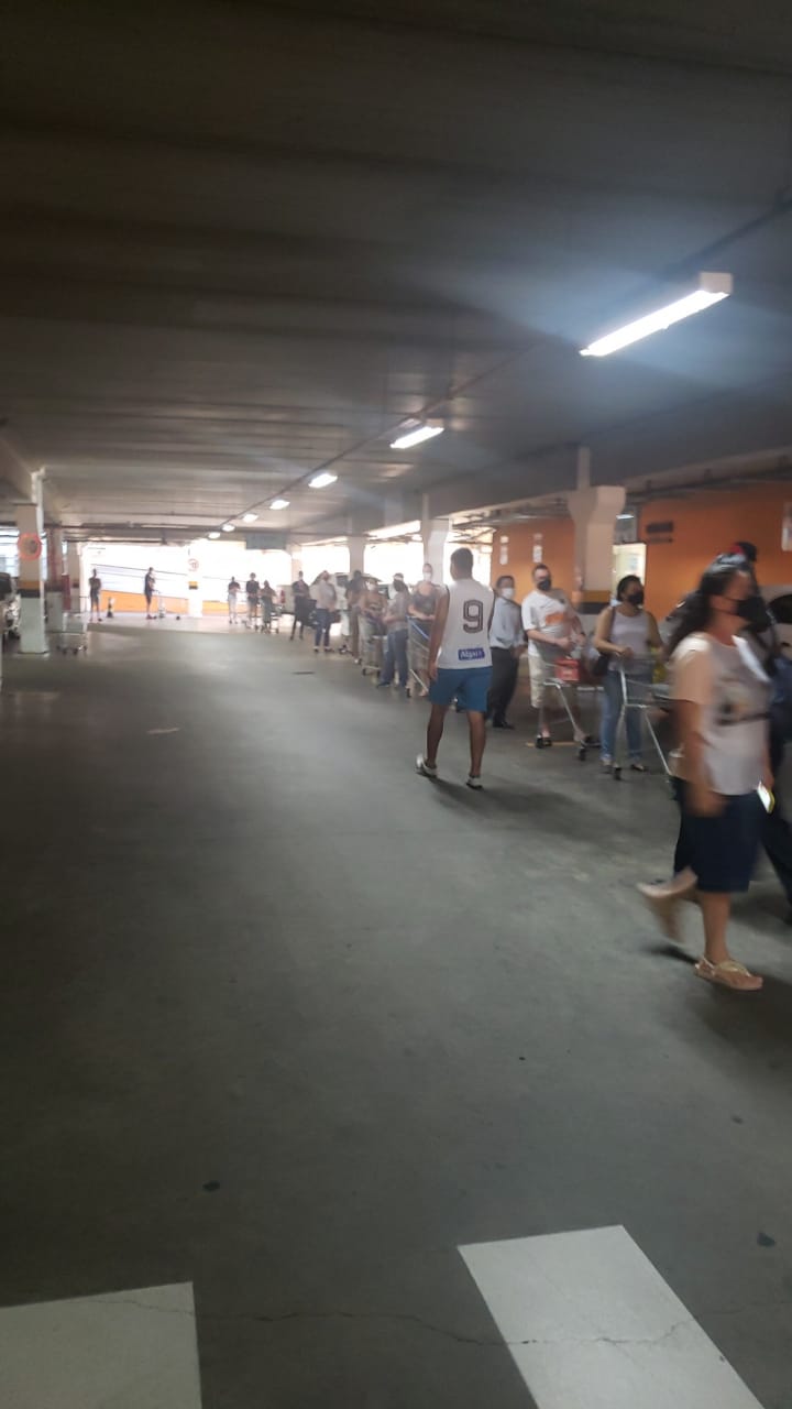 "Toque de recolher" em Araraquara causa desespero e comércios estão lotados