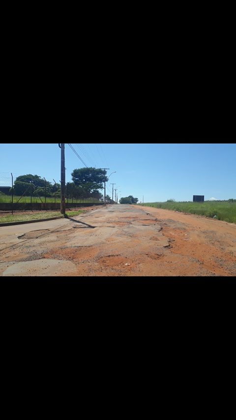 Tem um pouco de asfalto nos buracos da Avenida Engenheiro Camilo Dinucci