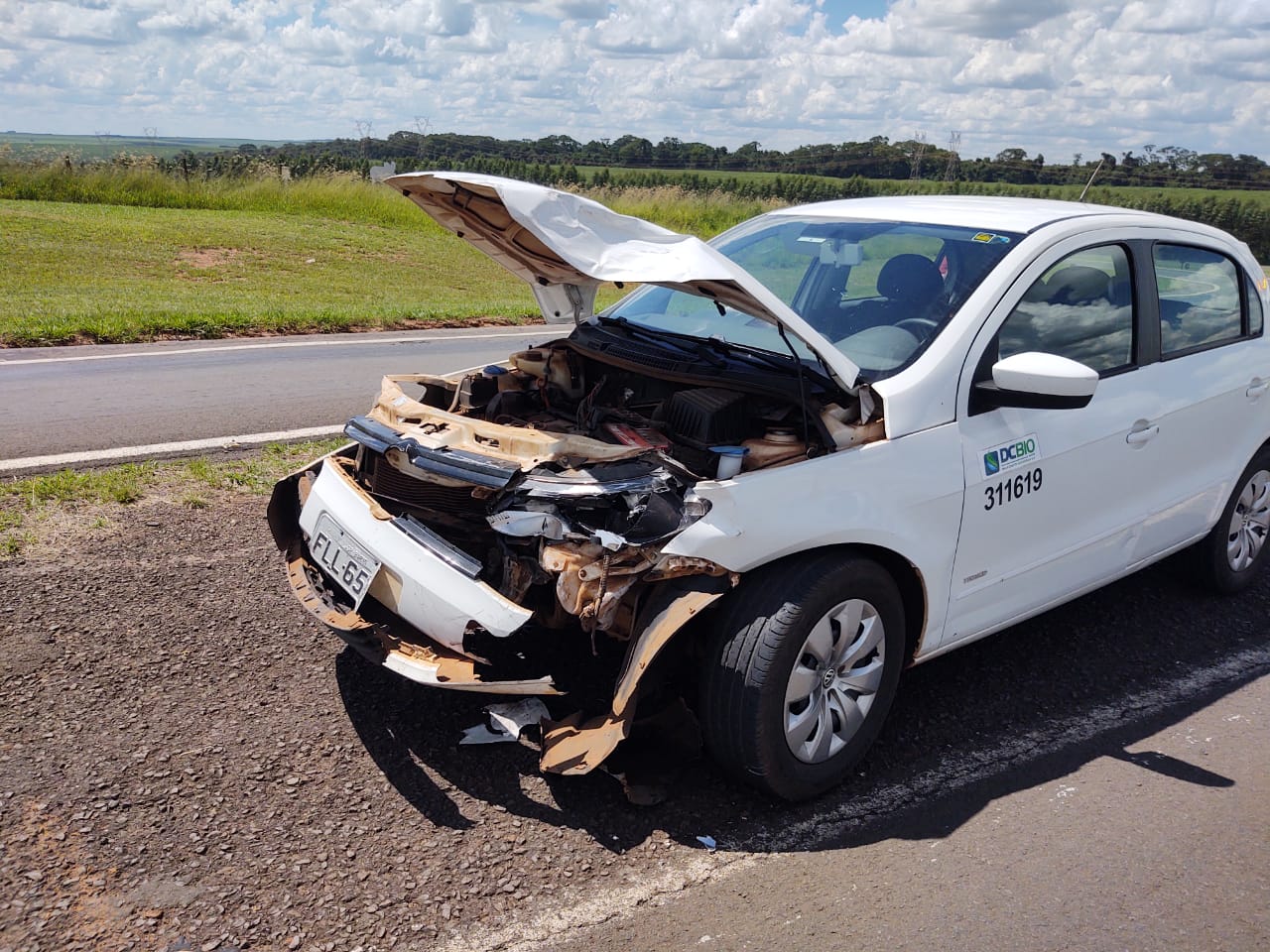 Carro colide em ambulância na Washington Luís em Araraquara
