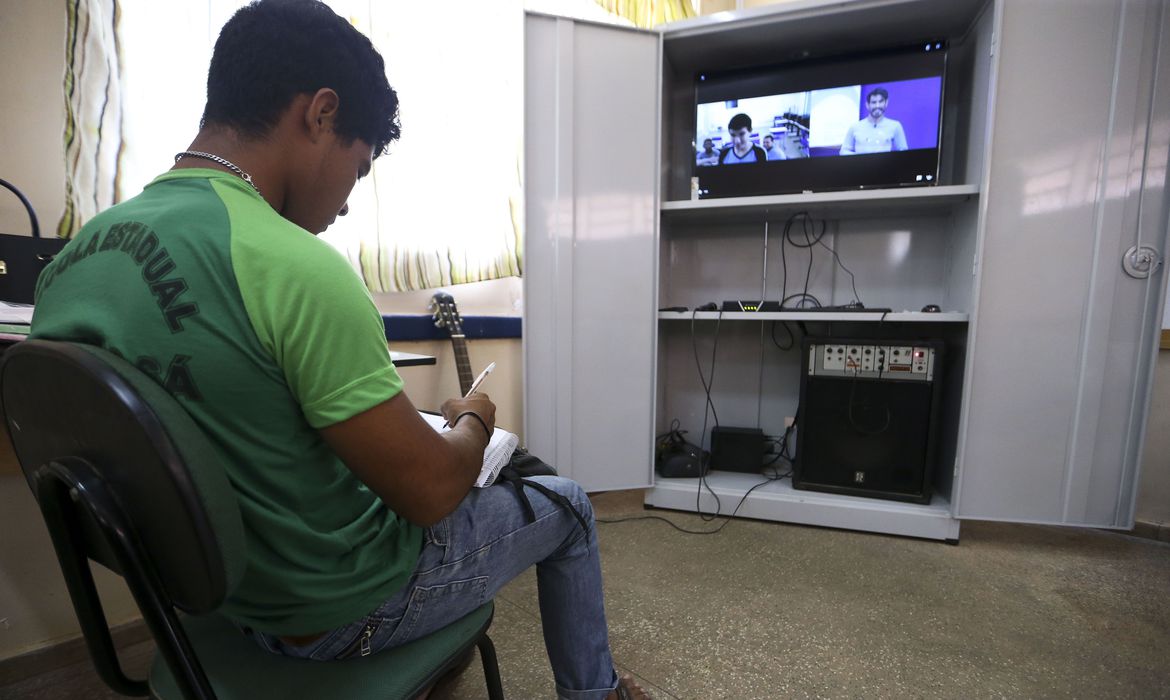 Estudantes de SP terão aulas por TV aberta e celular