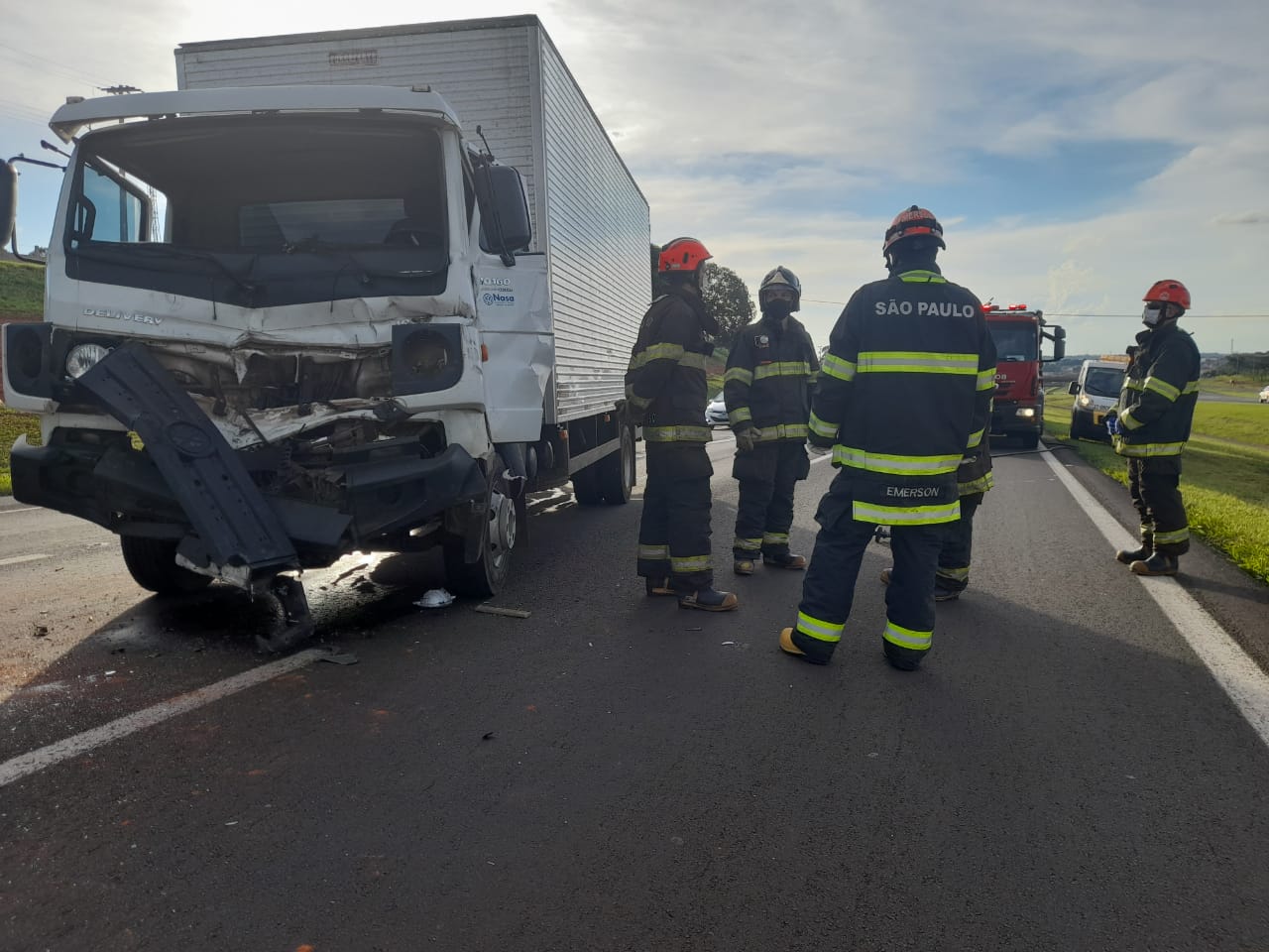 Acidente entre dois caminhões deixa caminhoneiro ferido na Washington Luís