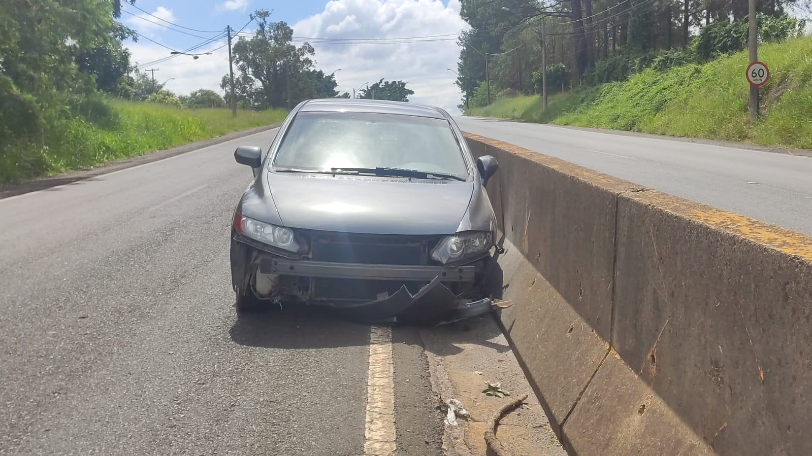 Motorista fica ferido após bater carro em mureta de concreto em Araraquara