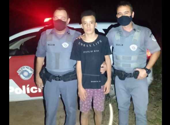 Adolescente é salvo por PMs após ficar perdido em mata