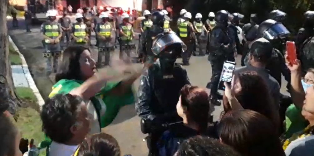 Manifestantes protestam em frente da casa de Joao Doria
