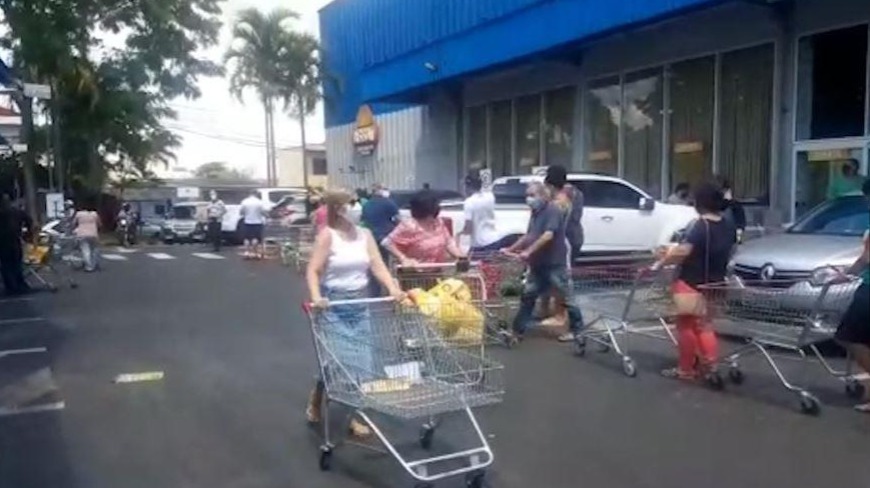 Supermercados de Ribeirão têm filas após anúncio de lockdown total