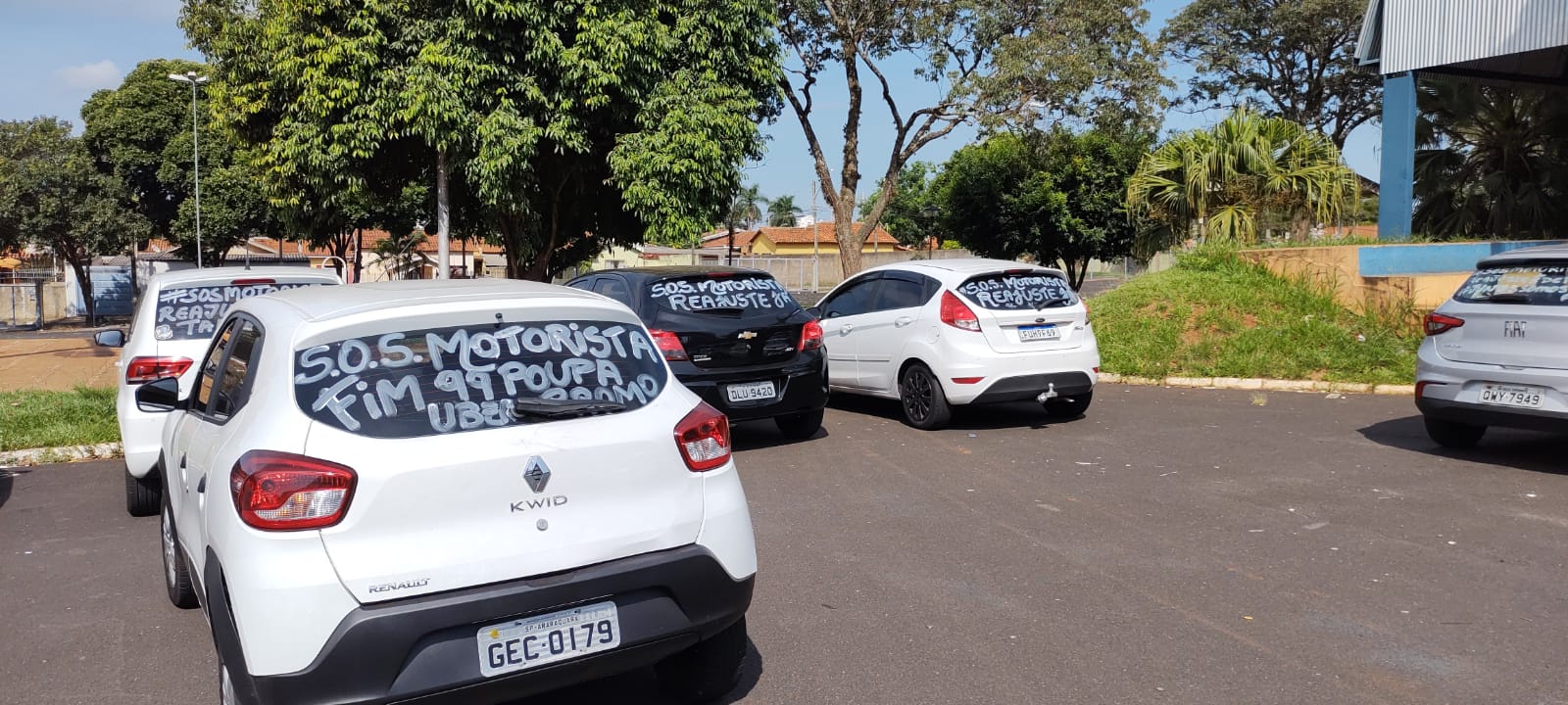 Motoristas de aplicativo fazem protesto em Araraquara