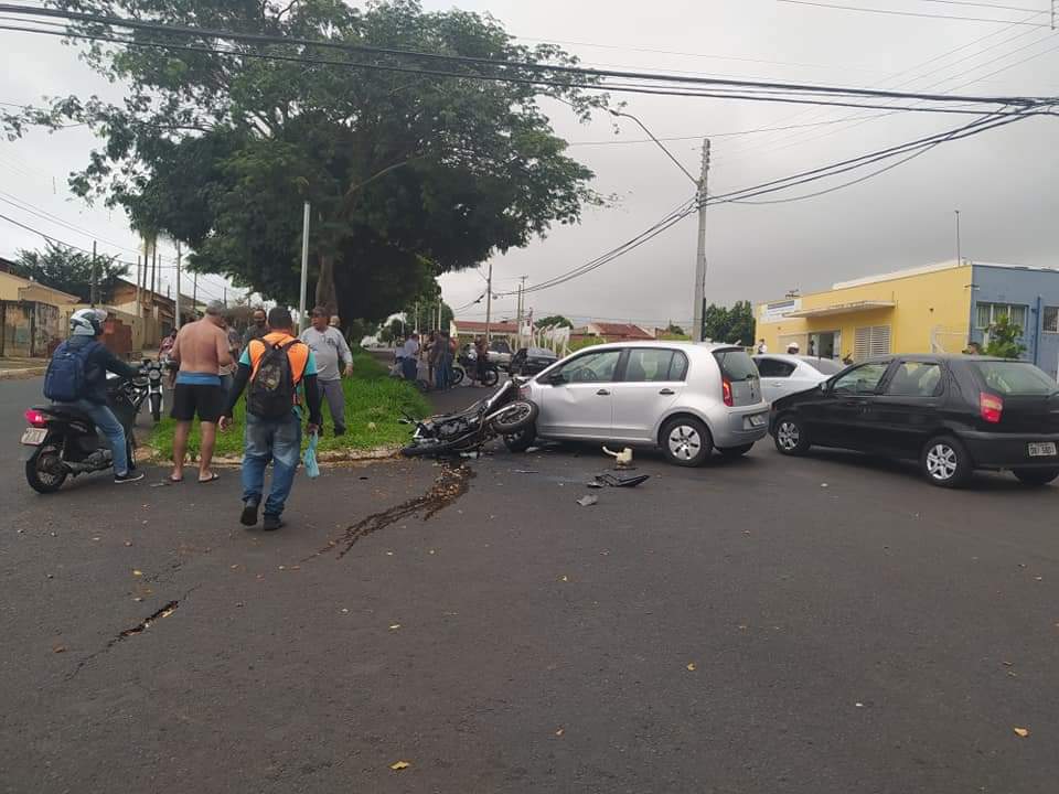 Grave acidente entre carro e moto deixa jovem ferido no Selmi Dei