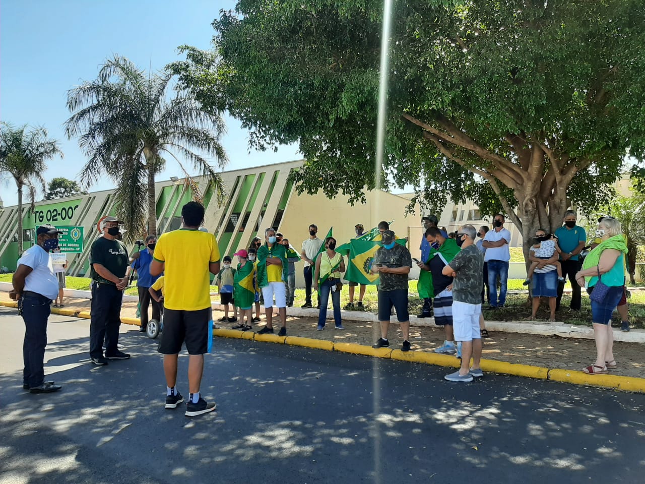 Com pauta antidemocrática, manifestação em frente ao Tiro de Guerra fica esvaziada e perde força